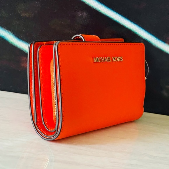 Michael Kors compact wallet - Picture 5 of 9